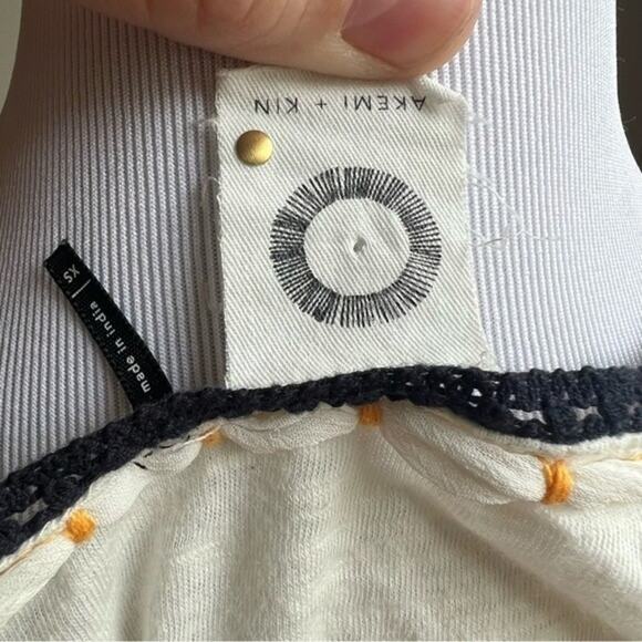 Akemi + Kin Anthropologie Embroidered Top - XS - Picture 6 of 6